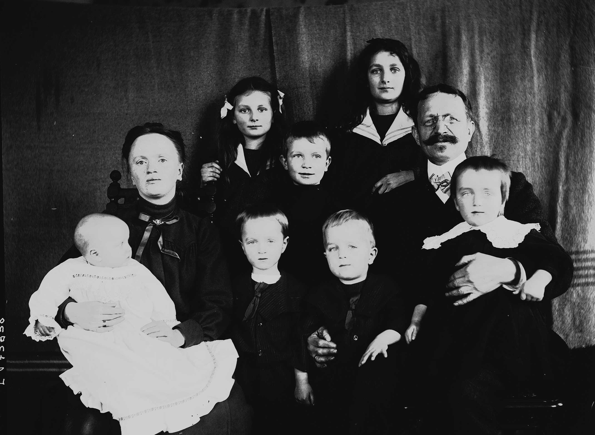 Gruppeportrett av familien Quinsgaard Wiborg, mor, far og syv barn, Digerud, Frogn, Akershus, 1908.