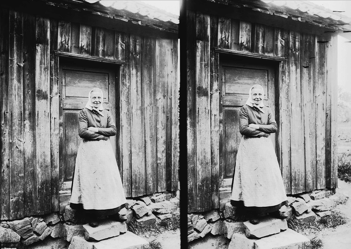 Digerud Solli i Frogn i Akershus, 1906.  Mathea står foran dør.