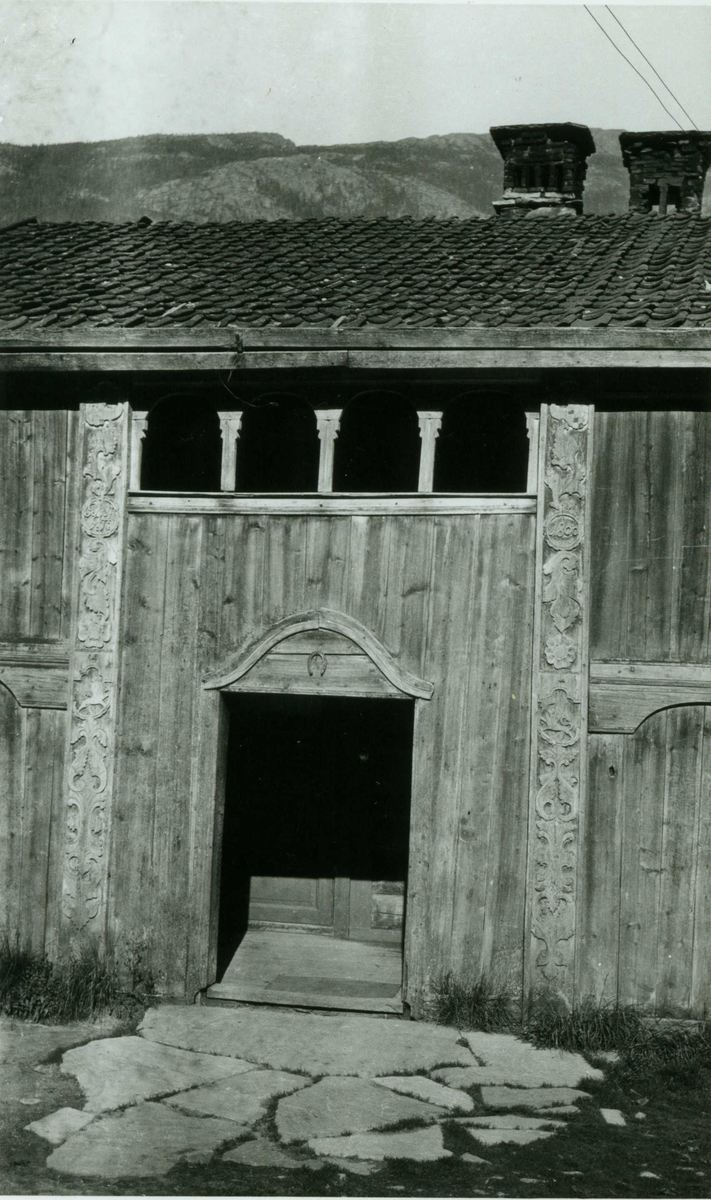 Inngangsparti, Kittilsland, Nore, Nore og Uvdal, Buskerud.
Fotografert 1926.