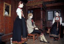 Fra draktutstillingen " Folk og klede-skikk og bruk"
Her er