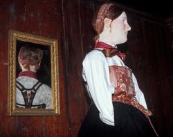 Fra draktutstillingen " Folk og klede-skikk og bruk"
Her er