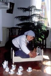 Levendegjøring på museum.Ferieskole 2003.
Jente leker med 
