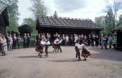 Norsk Folkemuseums dansegruppe, kledd i  setesdalsdrakter, d