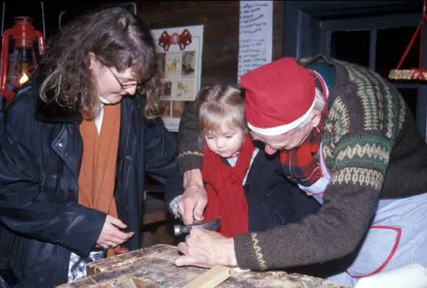 Fra Julemarkedet På Norsk Folkemuseum året 2003. Mor Og Barn Besøker ...