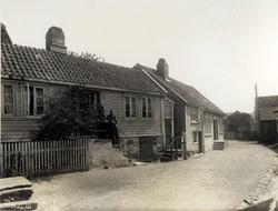 Gateparti, Mandal, Vest-Agder. Fotografert 1912. To damer på