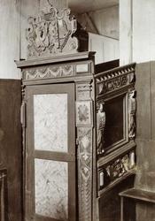 Kirkeinventar med dør.