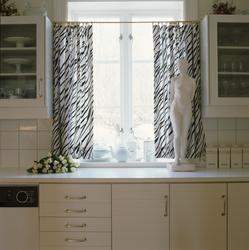 Dype vindusnisjer i nytt kjøkken i gammelt hus. Illustrasjon