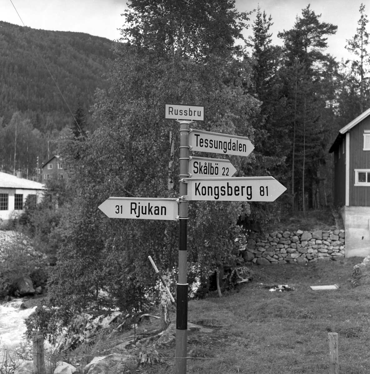 Veiskilt på Russbrue, med skilting til Rjukan, Tessungdalen, Skålbø og Kongsberg, på veien mellom Telemark og Uvdal.