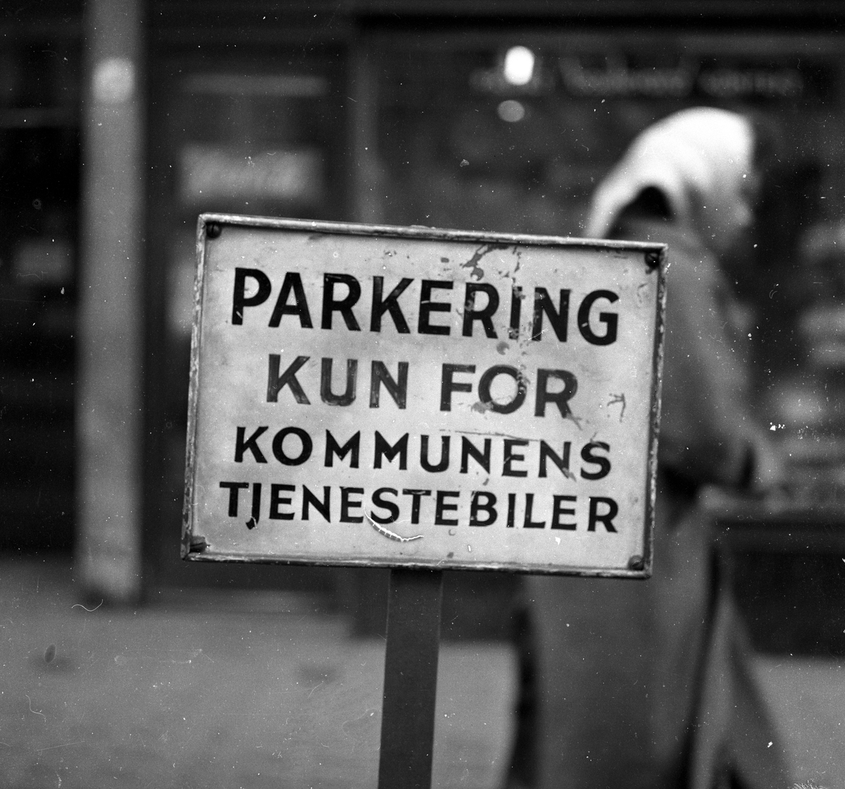 Trafikkskilt "Parkering kun for kommunens tjenestebiler, Oslo.