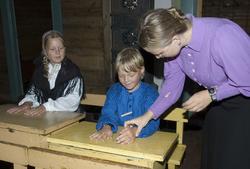 Levendegjøring på museum.Ferieskolen uke 31 i 2006. Fra sko