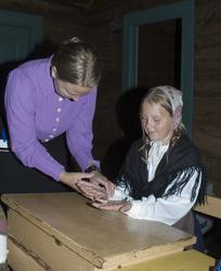 Levendegjøring på museum.Ferieskolen uke 31 i 2006. Fra sko