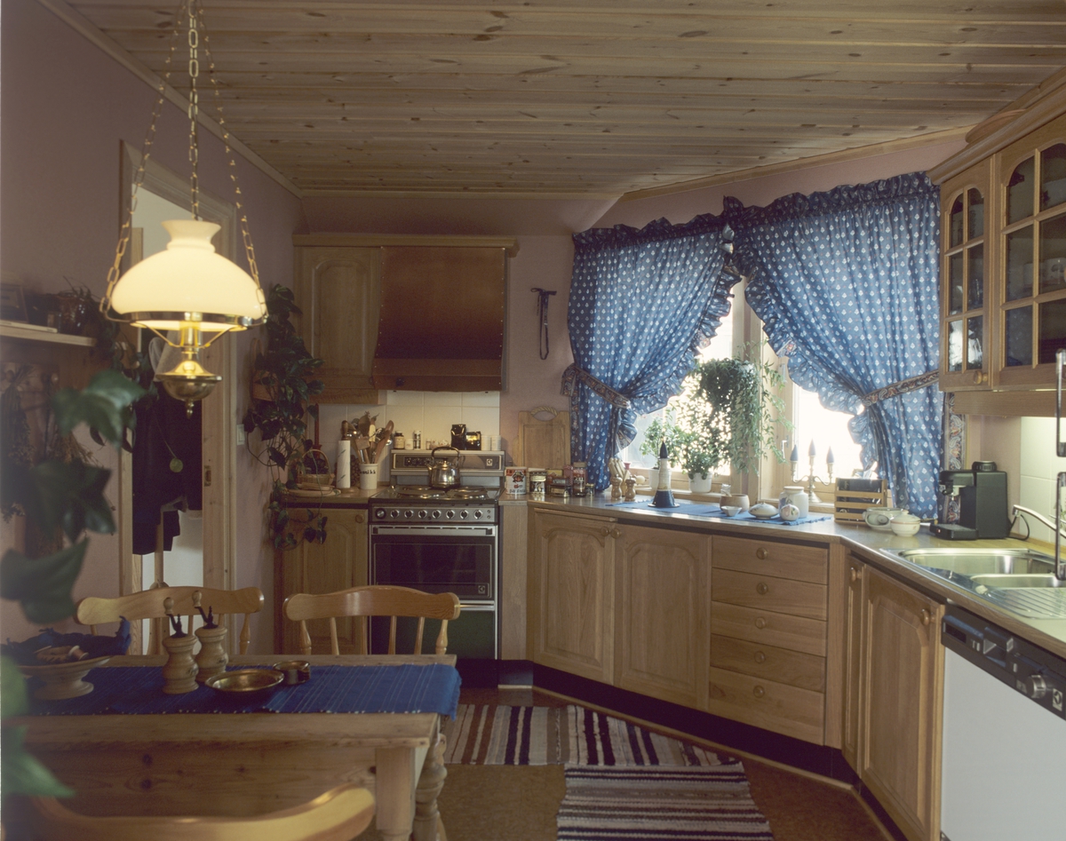 Husbebyggelse på Salmakerløkka. Arkitekter Vera og Øyvind Songe-Møller. Kjøkkenet. Sandefjord. Illustrasjonsbilde fra Bonytt 1987.