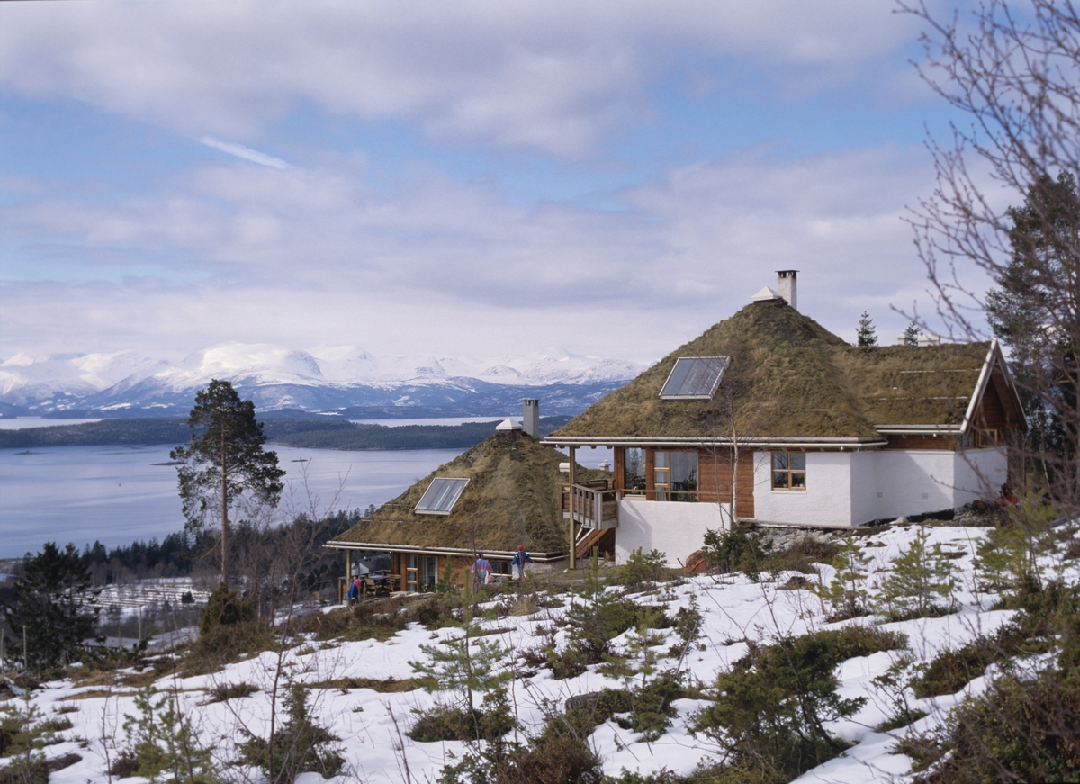Tvillinghus i Molde, bundet sammen med et fellesrom. Illustrasjonsbilde fra Nye Bonytt 1989.