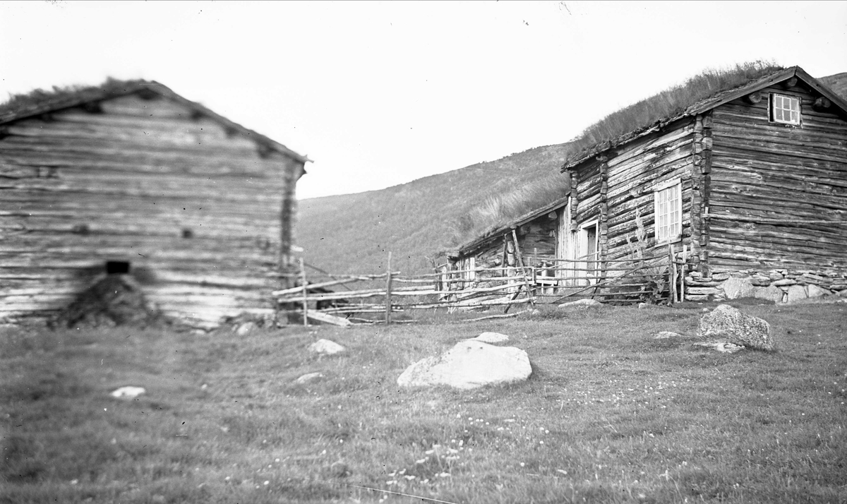 Gårdstun, Blokkhusmorka, Lønset, Oppdal, Sør-Trøndelag. Fotografert 1939. 
