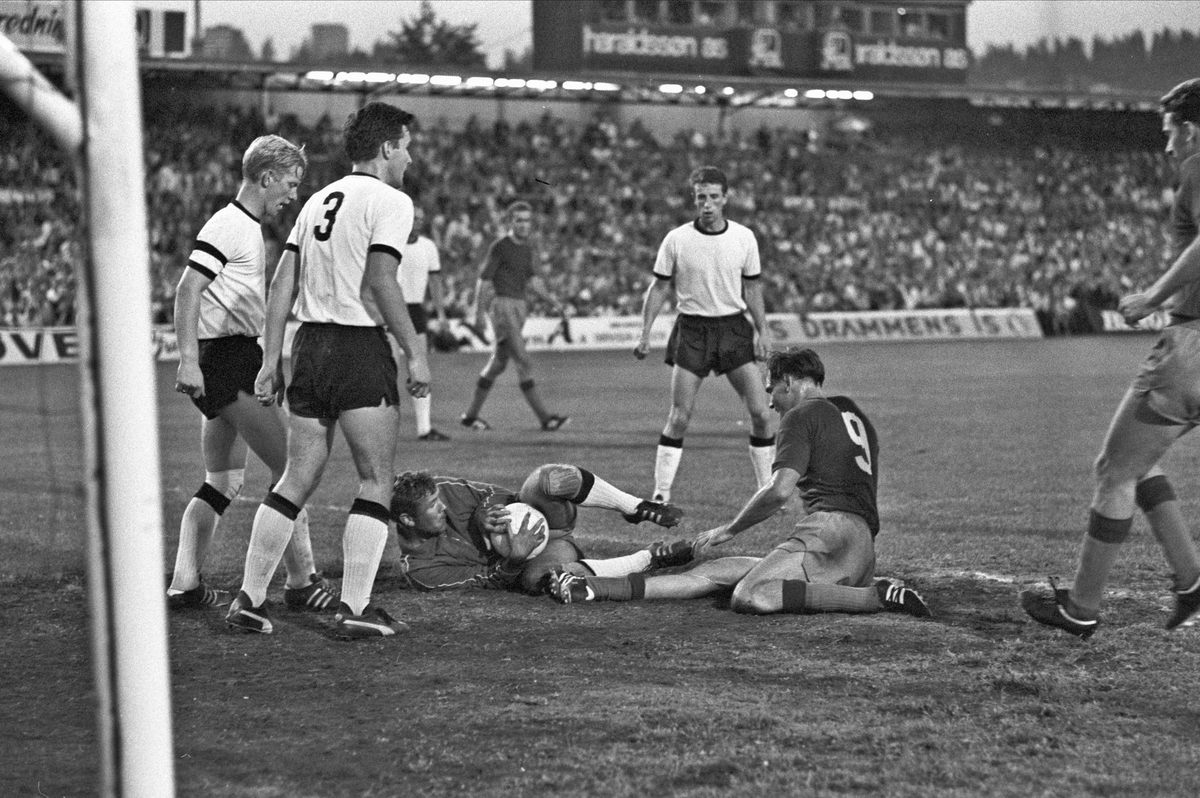 Serie. Fotballkamp mellom Skeid og Rosenborg på Ullevål stadion, Oslo. Fotografert 20. aug. 1969.