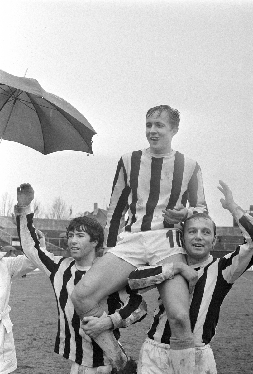 Serie. Fotballkamp mellom Skeid og Sarpsborg på Ullevål stadion, Oslo. Fotografert 27. april 1970.