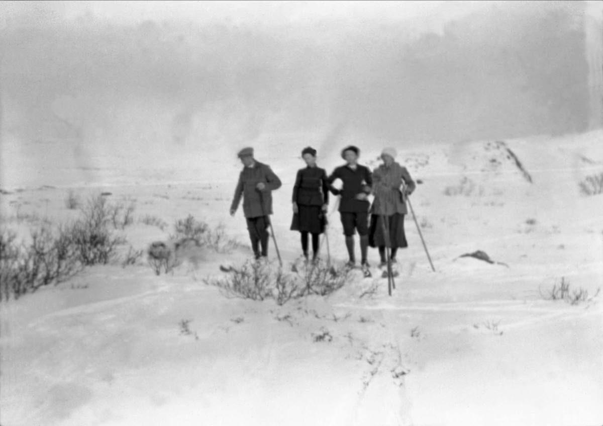 En gruppe voksne poserer med ski på beina. Robsahm og Lund.