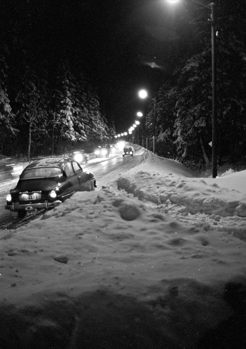 Drammensveien i vintermørke, Lierskogen, Lier, Buskerud.