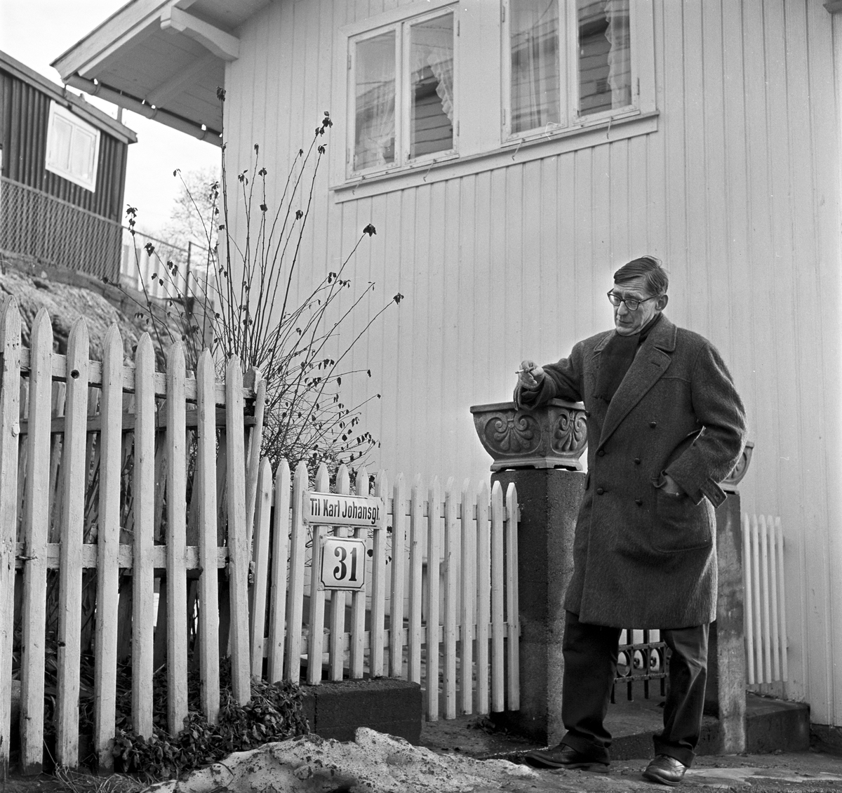 Frederik Stabel, Norsk Dusteforbund, antatt utenfor boligen i Drøbak, desember 1960.