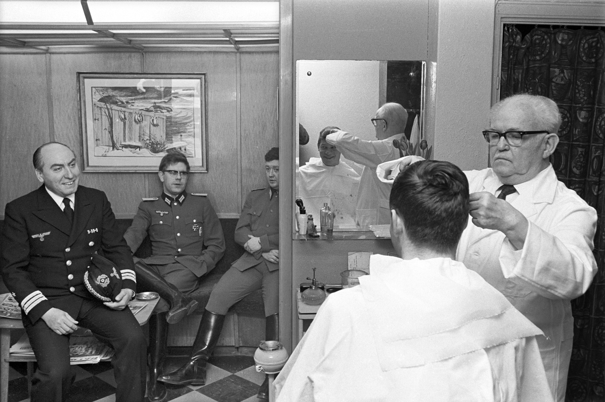Serie. Tyske uniformer fra krigen brukt til filmopptak. En mann hos blir klippet hos barbereren. Fotografert mai 1967.