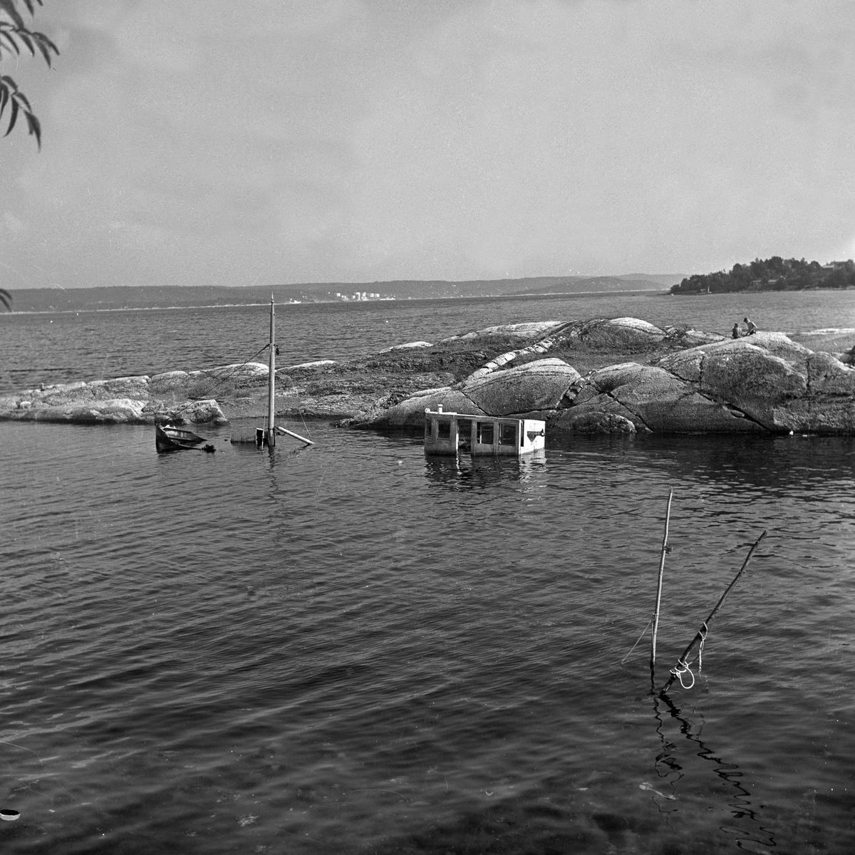 Damskipet D/S "Vold" ligger senket utenfor en holme.  Fotografert 27. juli 1957.
