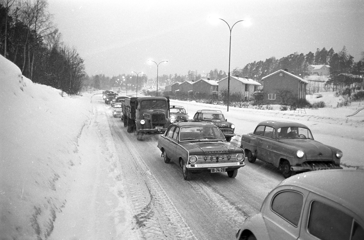 Serie. Bilkø innover Drammensveien, ved Stand, mot Oslo. Fotografert februar 1966.