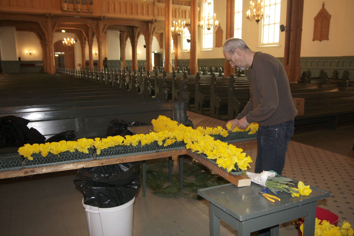 Detaljer fra påskegudstjenestene påsken 2008 i Kristiansand Domkirke. Kirketjener Per Emil Simonsen pynter kors med påskeliljer, påskeaften formiddag.