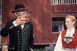 Gjester utenfor Karterud, før middagen.