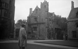 Fritjof Arentz foran historiske hus i Oxford. Fotografert un