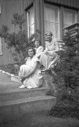 Dordi Arentz med døtrene Siri Arentz og Guri Arentz Waaler p