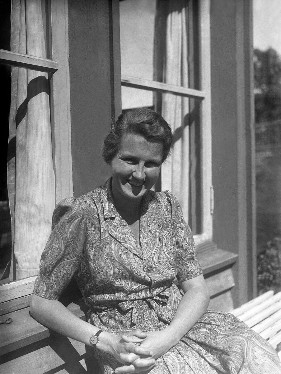Dordi Arentz sitter på verandaen. Fotografert 1938.