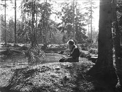 Dordi Arentz fotografert i skogen på Kråkerøy i påsken 1925.