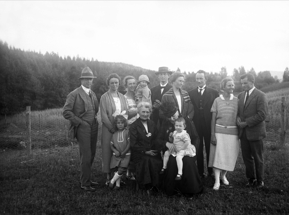 Fritjof og Dordi Arentz sammen med familien Odalen i Drøbak i august 1925.