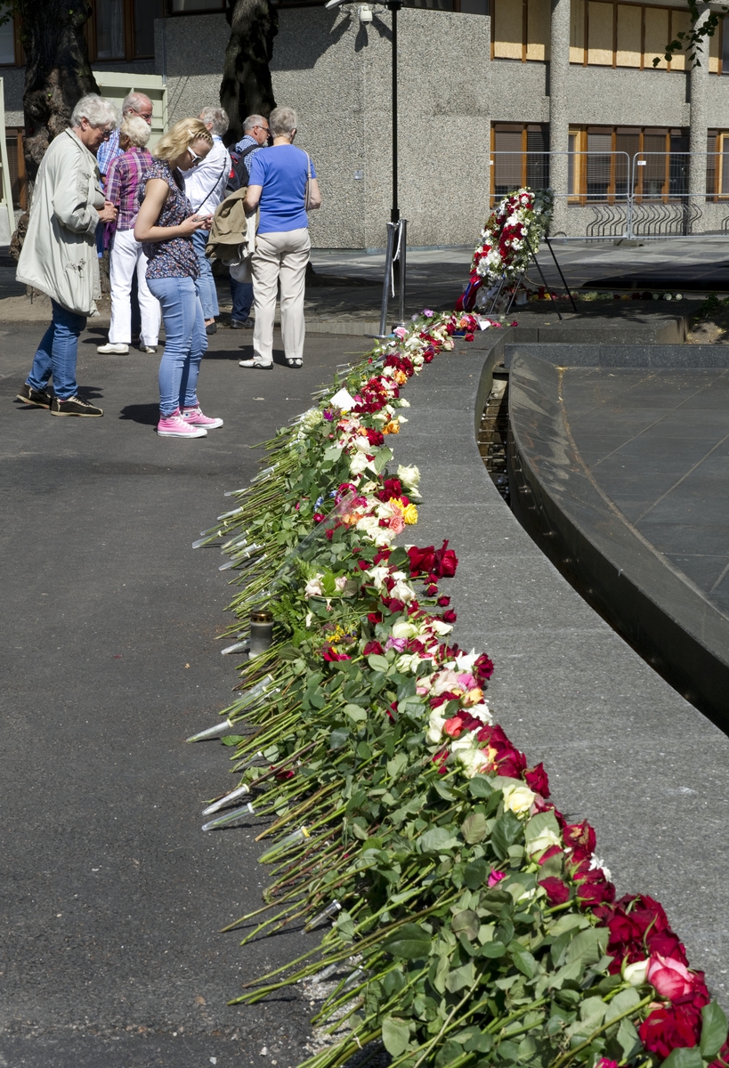 Regjeringskvartalet. Blomster og kondolanser lagt ned i Oslo sentrum i forbindelse med ettårsdagen for terrorhandlingene i Oslo og på Utøya.