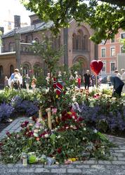 Ved Oslo domkirke. Blomster og kondolanser lagt ned i Oslo s