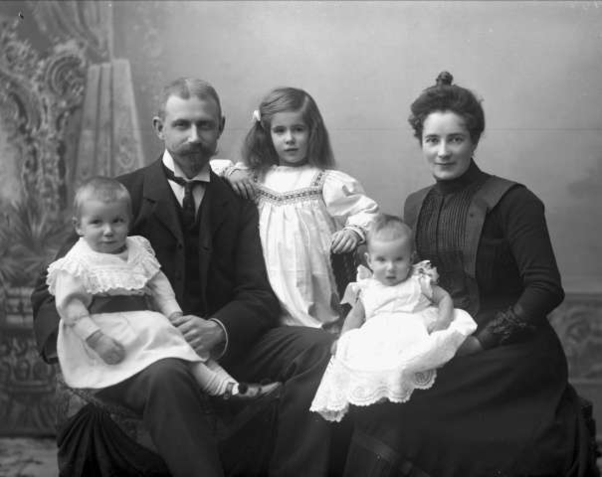 Gruppeportrett, ektepar med tre barn i lyse klær. Halvdan Berg med familie.