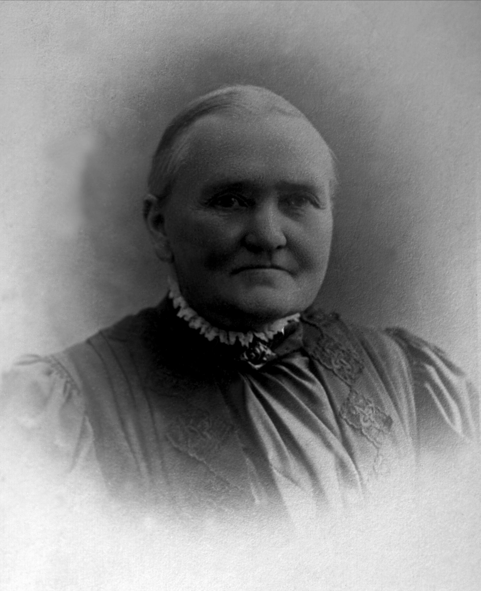 Portrett av Olea Skybak, født Houm fra Heradsbygd.