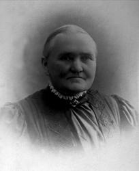 Portrett av Olea Skybak, født Houm fra Heradsbygd.