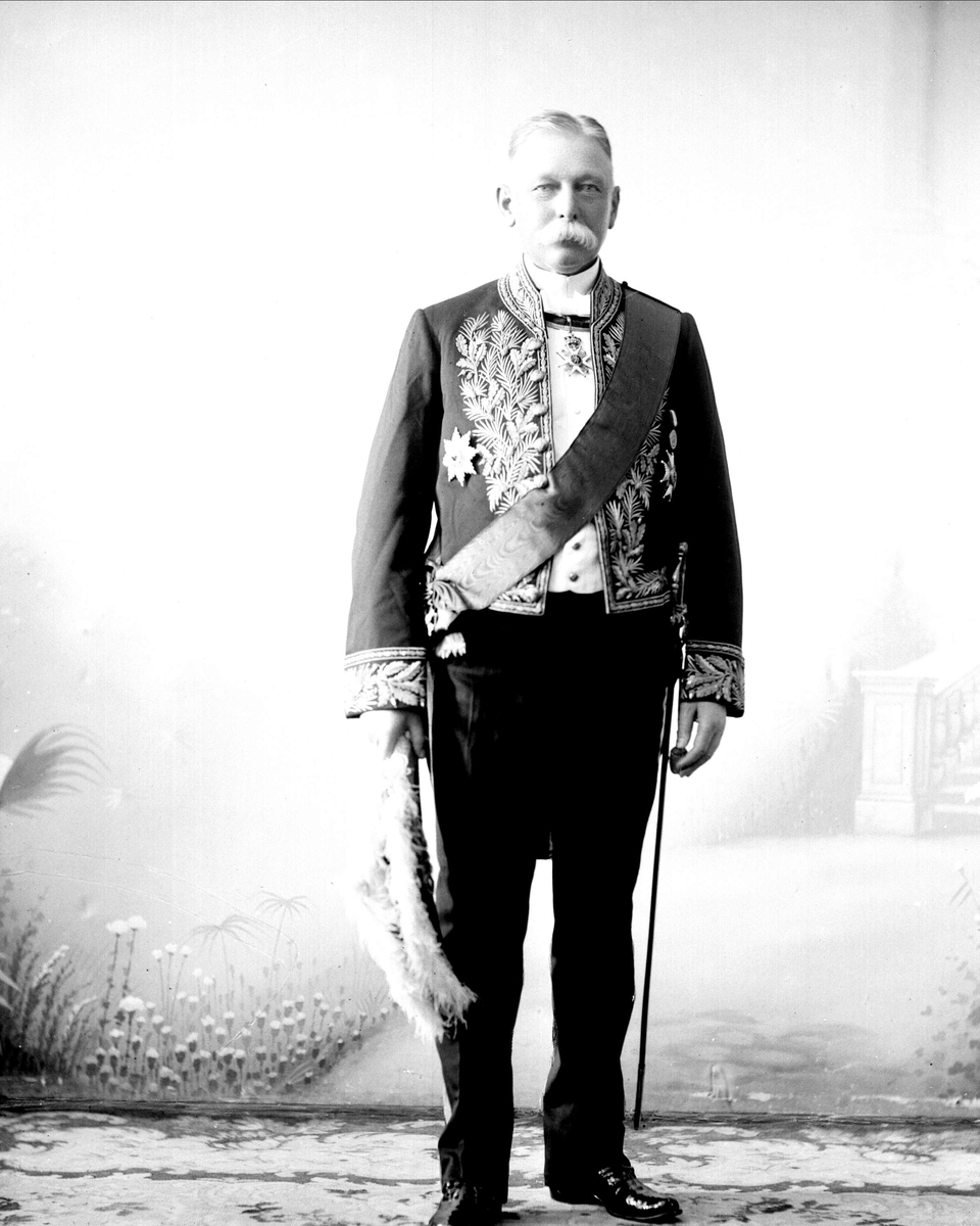 Portrett, Nicolai Christian Grove Prebensen (1850-1930). i uniform som sendemann i den norske utenrikstjeneste som reglementert fra 1906 til 1923.