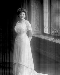 Portrett, Hulda Sophie Thorsen i brudekjole uten slør.