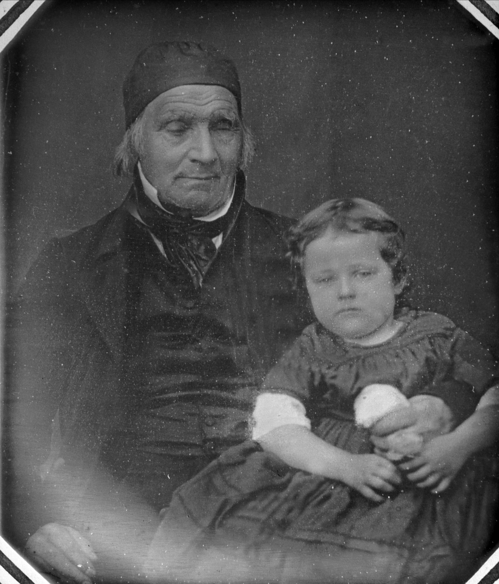 Avfotografering. Gruppe, mann med kalott og barn.
Rogstad kopi. Daguerreotypi (?)