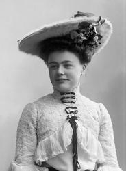 Portretter, kvinne i lys drakt, med og uten hatt. Frk E. Hol