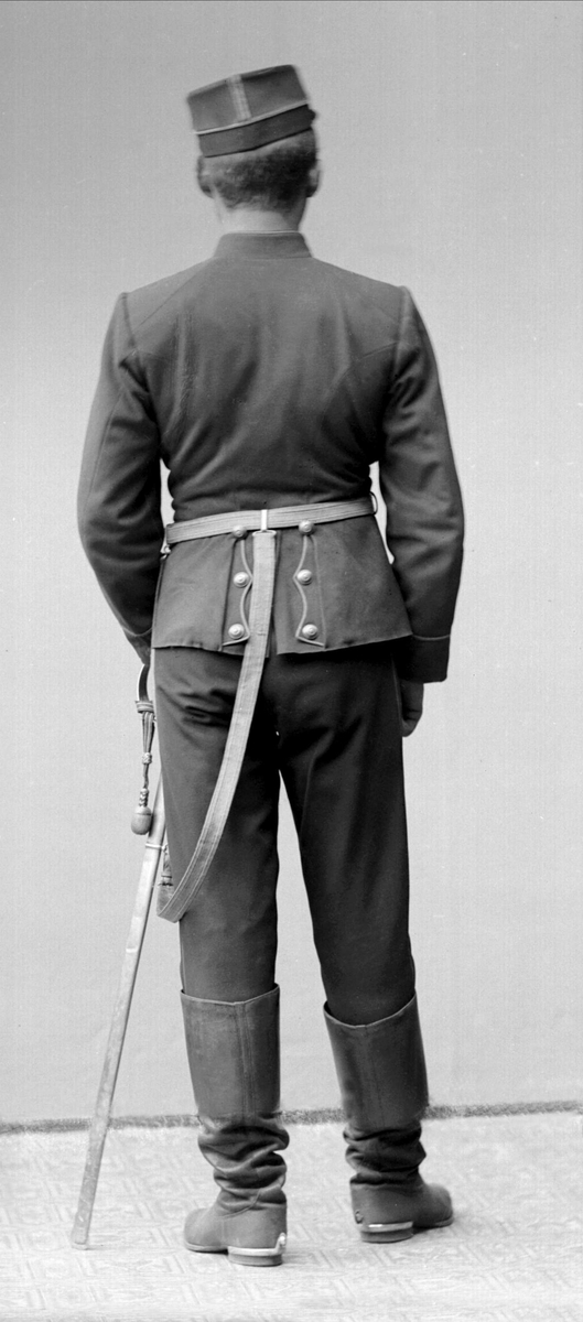 Portrett, Helle Hansen Finholt i uniform som sersjant ved Trenkorpset.