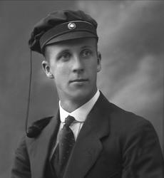 Portrett, mann med studentlue. Student Rolf Dammann.