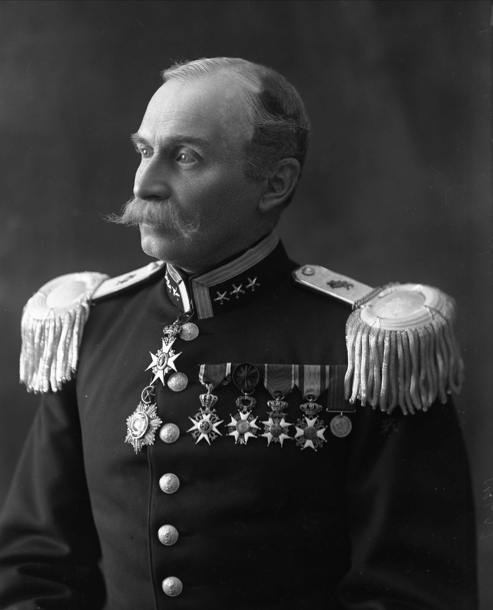 Portrett, Morgenstierne i uniform som oberst ved infanteriet som reglementert fra 1910.