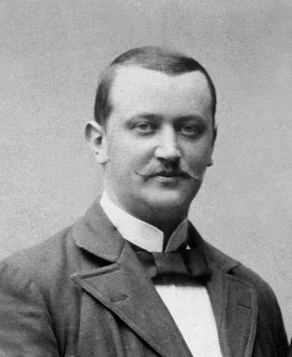 Avfotografering, fire eksponeringer. Portrett, mann med dress. Bohman-Hansen