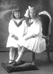 Gruppeportrett av to jenter. Ruth Manskow f. 1906 og Ingebor