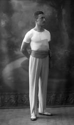 Portrett, turner i drakt. Trygve Lunde.