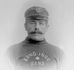 Portrett, mann med skipperlue og genser med påskrift: Kong I