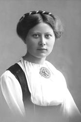 Portrett, kvinne i bunad. Ingrid Gaara.